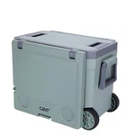 Chladicí krabice se stolem a židlem